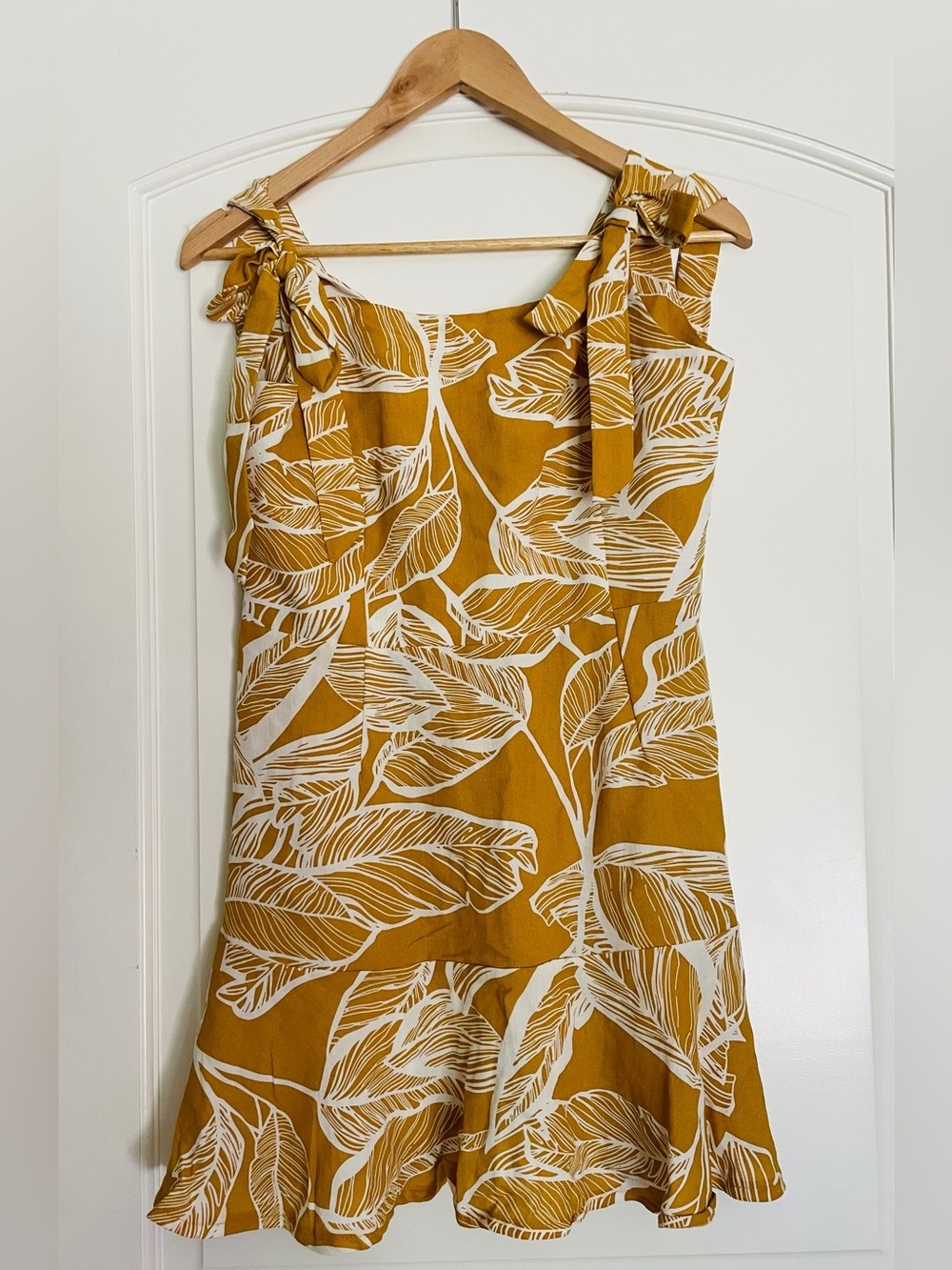 Blooming Jelly Women’s Gold & Beige Leaf-Print Tie-Shoulder Sleeveless Dress M